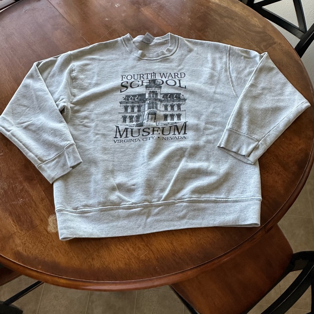 Men’s Vintage 90s Fruit of the Loom Fourth Ward Museum Crewneck Sweatshirt sz L